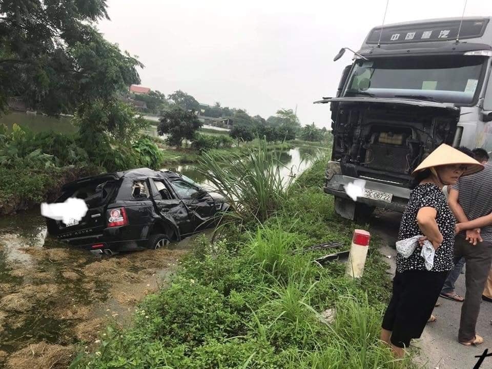 Đối đầu với xe ben, Range Rover 'lộn cổ' xuống mương nước doi dau voi xe ben range rover lon co xuong muong nuoc