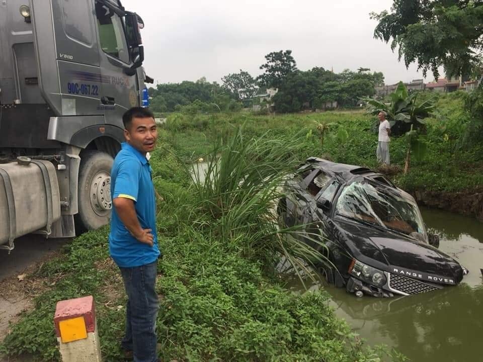 Đối đầu với xe ben, Range Rover 'lộn cổ' xuống mương nước doi dau voi xe ben range rover lon co xuong muong nuoc