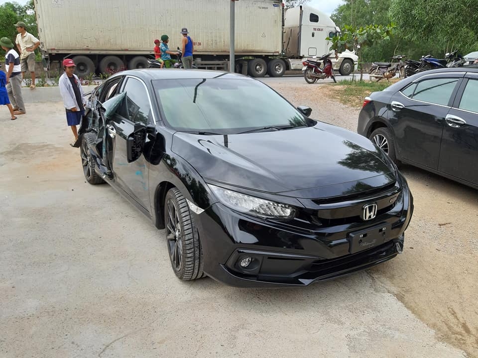 honda civic rs moi tinh bi xe tai che doi khi dung xe theo lenh cua cstg