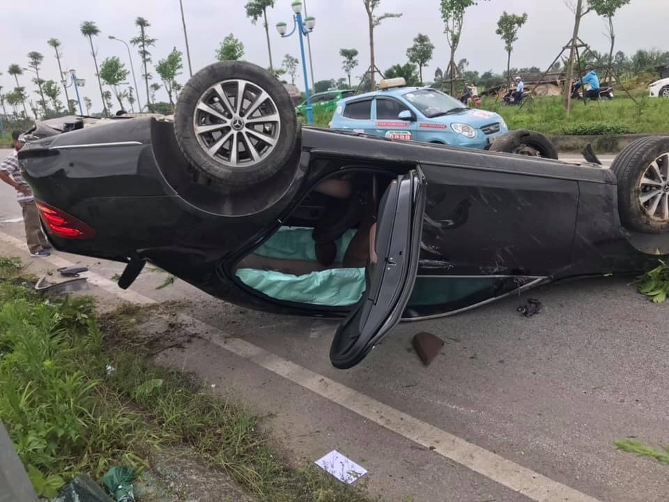 Mercedes-Benz E-Class lật ngửa sau cú lao đầu vào cột điện mercedes benz e class lat ngua sau cu lao dau vao cot dien