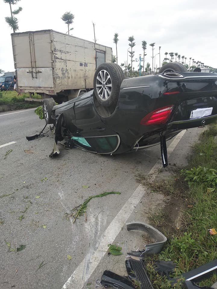 Mercedes-Benz E-Class lật ngửa sau cú lao đầu vào cột điện mercedes benz e class lat ngua sau cu lao dau vao cot dien