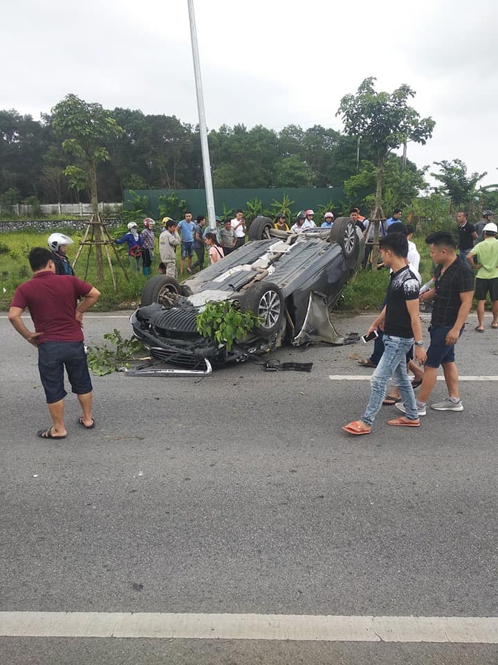 Mercedes-Benz E-Class lật ngửa sau cú lao đầu vào cột điện mercedes benz e class lat ngua sau cu lao dau vao cot dien
