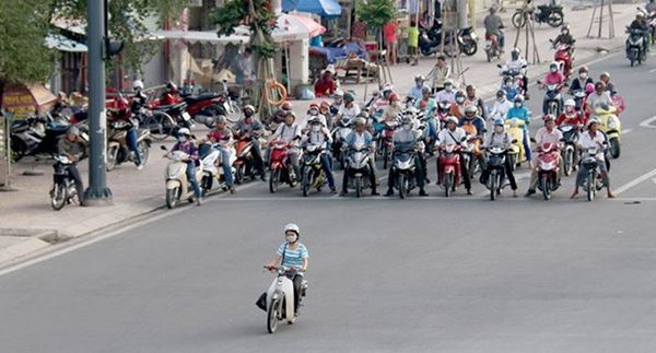 Bộ GTVT đề nghị 'Phạt phương tiện vượt đèn xanh khi nút giao đang ùn tắc' bo gtvt de nghi phat phuong tien vuot den xanh khi nut giao dang un tac