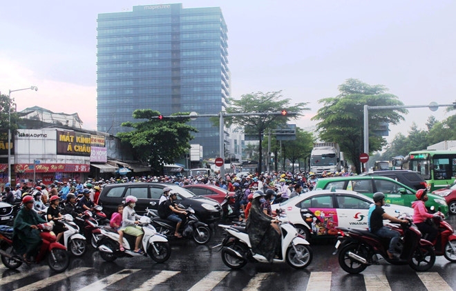 Bộ GTVT đề nghị 'Phạt phương tiện vượt đèn xanh khi nút giao đang ùn tắc' bo gtvt de nghi phat phuong tien vuot den xanh khi nut giao dang un tac