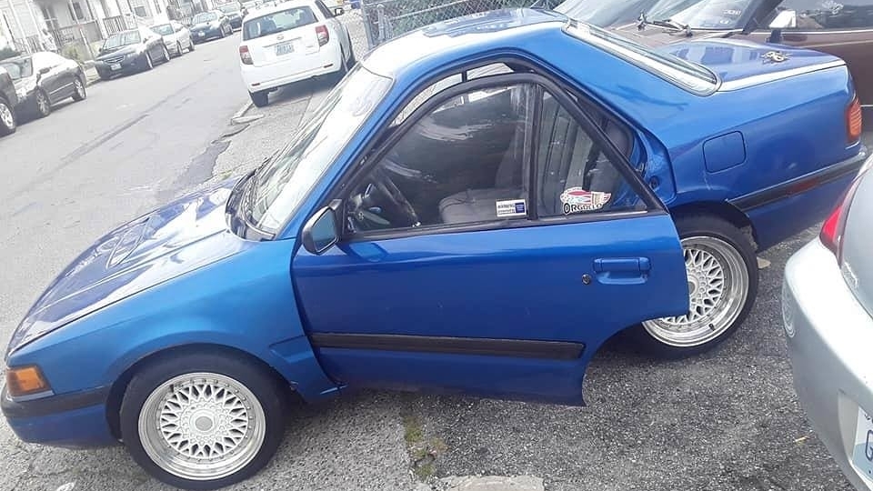 Chiếc Mazda Protege 'không lưng' dị thường nhất thế giới