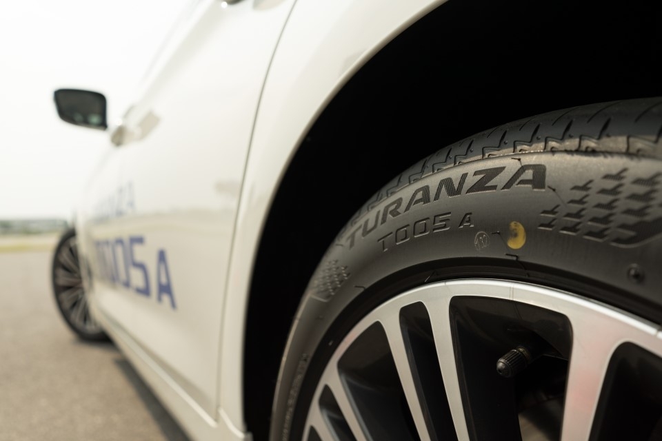 Khắc trị tình trạng 'trượt nước' mùa mưa cùng combo ưu đãi lốp khủng từ Bridgestone và Toyota khac tri tinh trang truot nuoc mua mua cung combo uu dai lop khung tu bridgestone va toyota