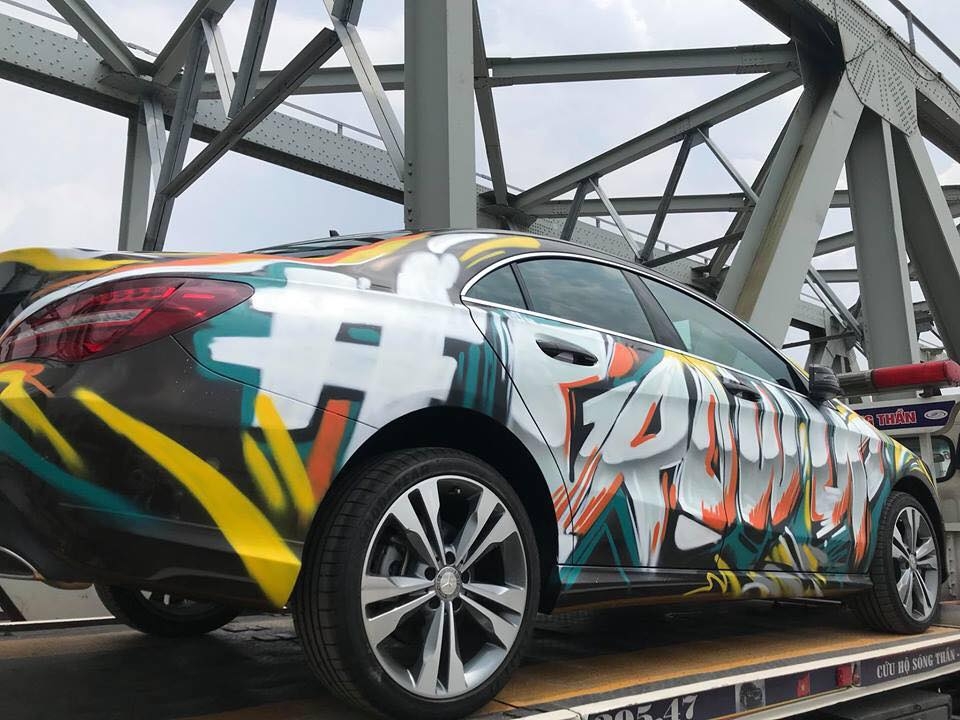 Ô tô dán decal hay vẽ graffiti làm thay đổi màu sắc xe có bị phạt? xe o to dan decal hay ve graffiti lam thay doi mau sac xe co bi phat