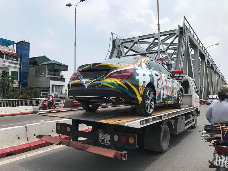 Ô tô dán decal hay vẽ graffiti làm thay đổi màu sắc xe có bị phạt? xe o to dan decal hay ve graffiti lam thay doi mau sac xe co bi phat