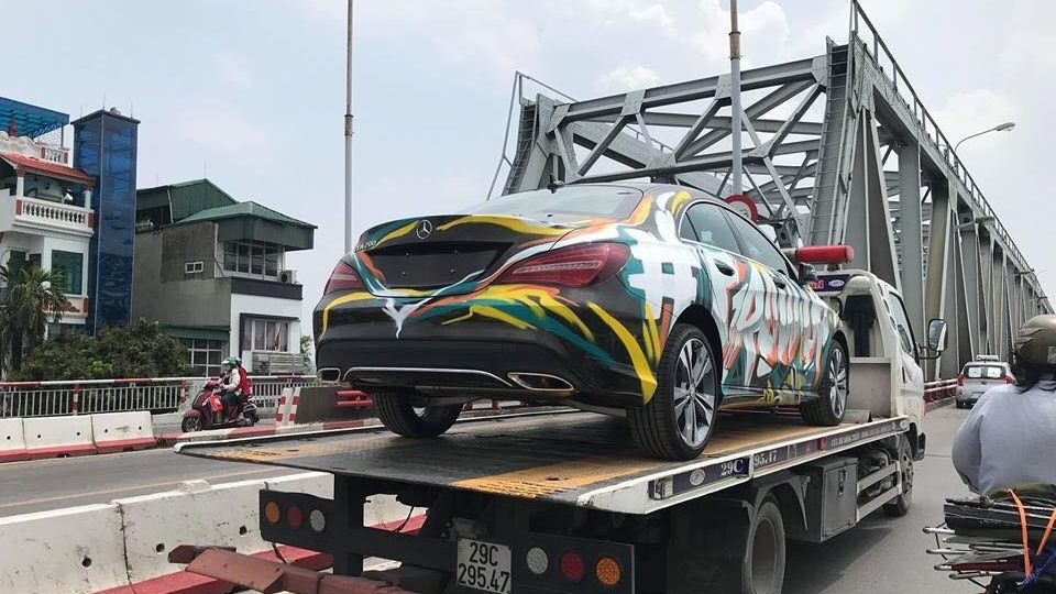 Ô tô dán decal hay vẽ graffiti làm thay đổi màu sắc xe có bị phạt?