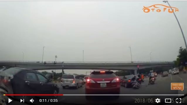 Mô tô đâm thẳng vào đuôi Honda Civic đang chờ đèn đỏ