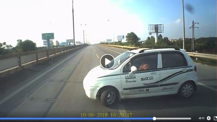 Matiz bất ngờ quay đầu ngược chiều trên cao tốc