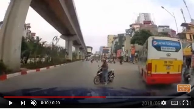 Nữ ninja đột ngột đấu đầu khiến tài xế ô tô con hốt hoảng