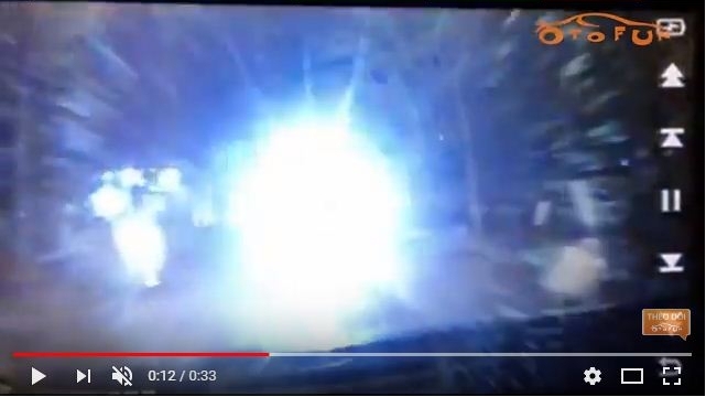 Xe bán tải điên cuồng nháy đèn pha khi đi trong phố