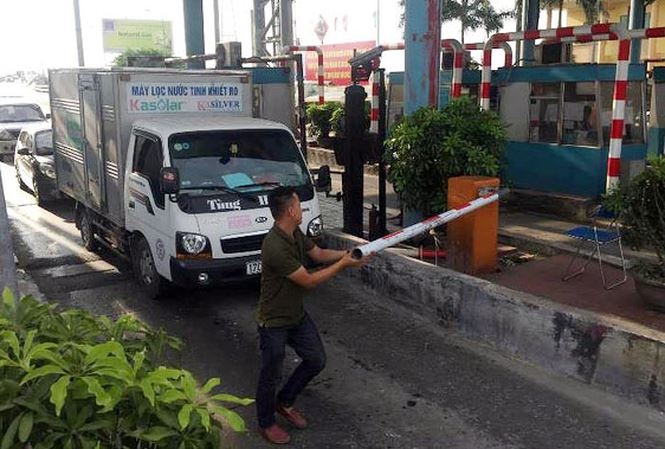 Triệu tập 4 tài xế phá barie trạm BOT Tân Đệ trieu tap 4 tai xe pha barie tram bot tan de