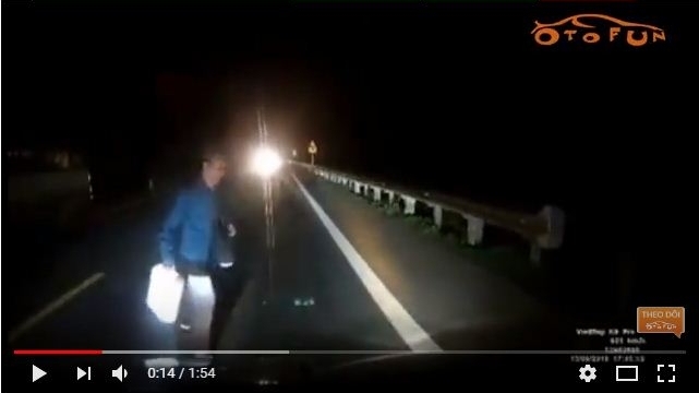 Thình lình băng qua quốc lộ, 2 người dân tộc suýt chết trước mũi ô tô