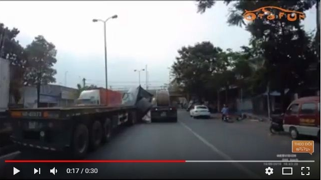 Phanh gấp, cuộn sắt hàng chục tấn đè nát ca-bin xe container
