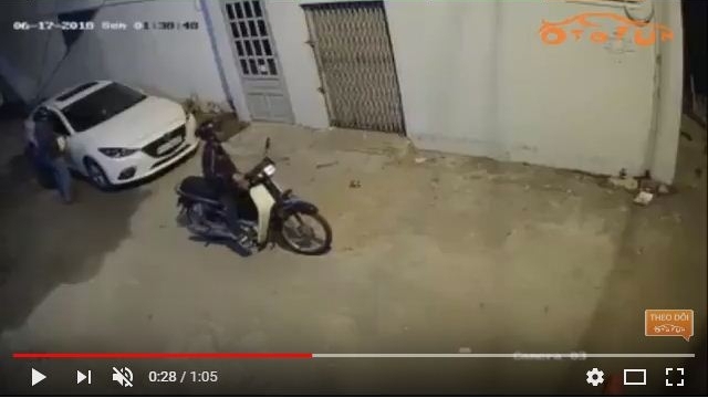 Hai tên trộm vặt gương xe Mazda trong chưa đầy một phút
