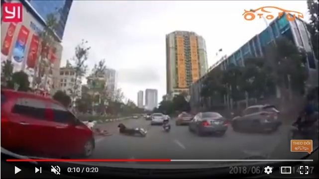 Xe máy "kẹp" 3, ôm cua thất bại bị ô tô húc văng