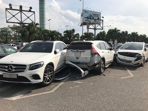 Nam tài xế lái Vios tông liên tiếp 3 xe ô tô rồi tháo chạy nam tai xe lai vios tong lien tiep 3 xe o to sang roi thao chay