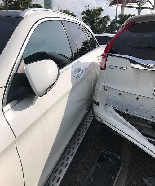 Nam tài xế lái Vios tông liên tiếp 3 xe ô tô rồi tháo chạy nam tai xe lai vios tong lien tiep 3 xe o to sang roi thao chay