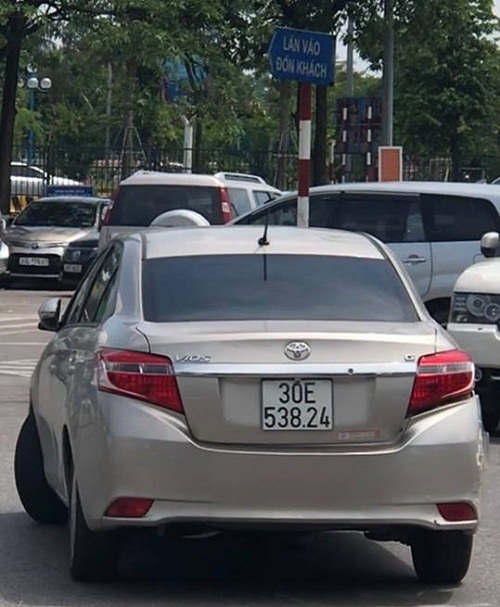 Nam tài xế lái Vios tông liên tiếp 3 xe ô tô rồi tháo chạy nam tai xe lai vios tong lien tiep 3 xe o to sang roi thao chay