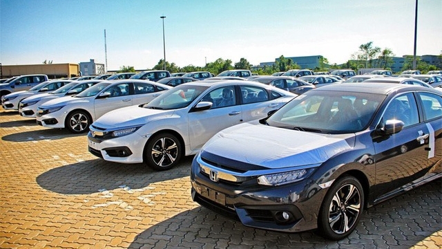 Ô tô nhập khan hiếm: Đại lý làm giá, lót tay 100 triệu mới có xe đi