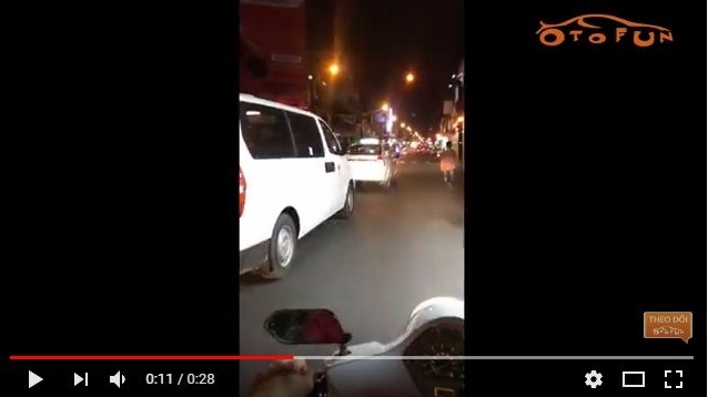 Taxi "điếc" nghênh ngang chặn đầu không cho xe cứu thương vượt