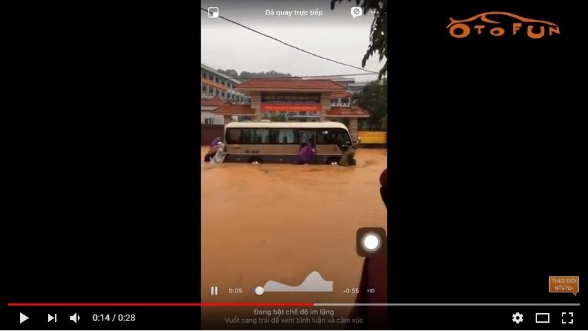 Đoàn người đẩy ô tô khách ngược dòng nước lũ ở Hà Giang