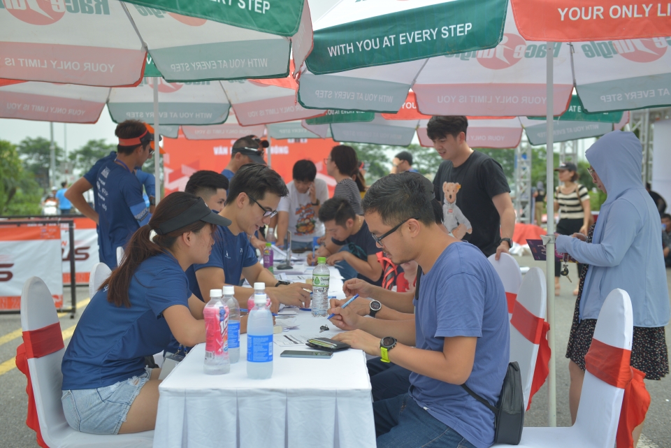van dong vien otofun marathon 2019 no nuc den nhan race kit truoc giai chay