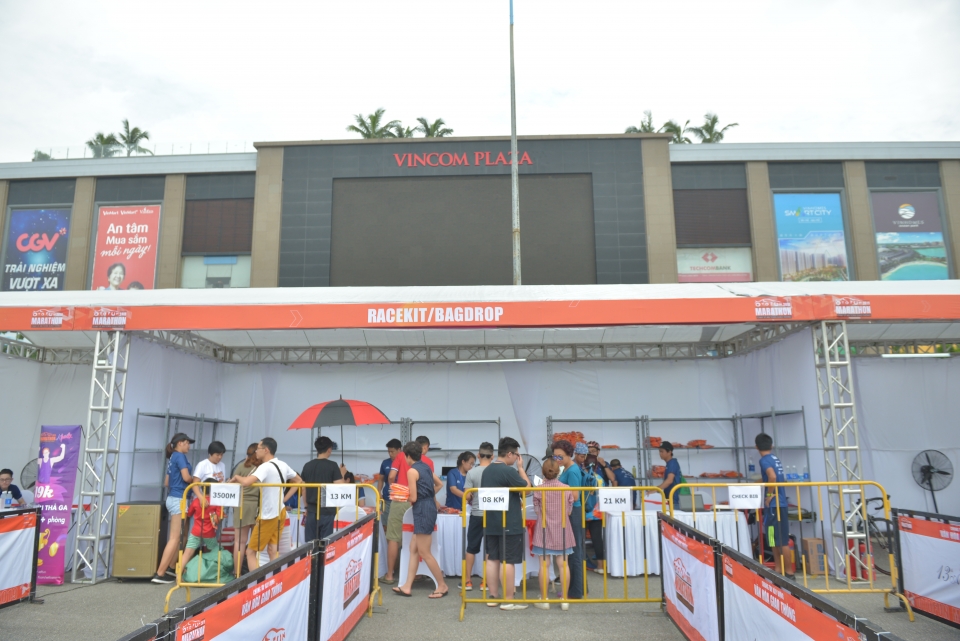 Vận động viên Otofun Marathon 2019 nô nức đến nhận race-kit trước giải chạy van dong vien otofun marathon 2019 no nuc den nhan race kit truoc giai chay