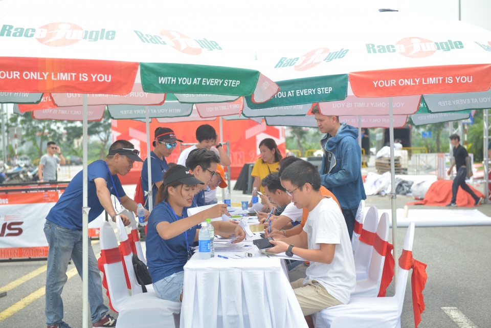 Vận động viên Otofun Marathon 2019 nô nức đến nhận race-kit trước giải chạy van dong vien otofun marathon 2019 no nuc den nhan race kit truoc giai chay