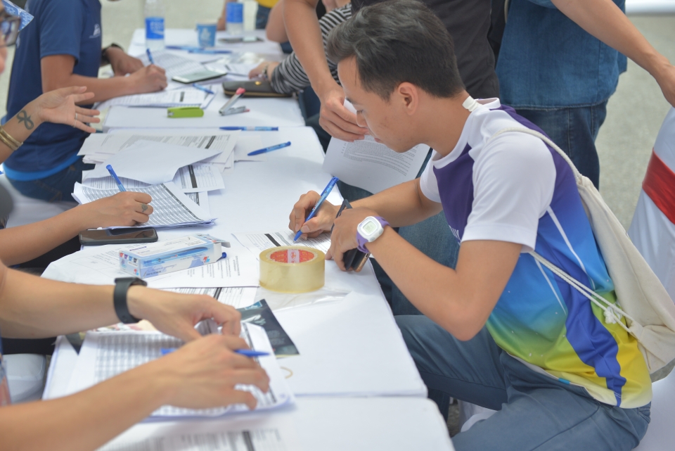 van dong vien otofun marathon 2019 no nuc den nhan race kit truoc giai chay