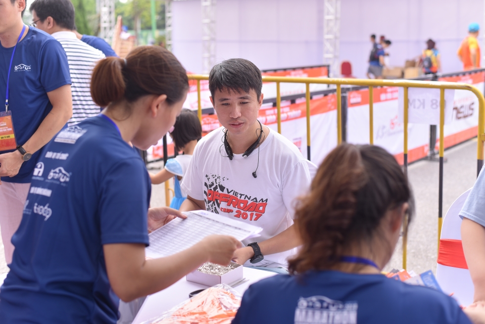 van dong vien otofun marathon 2019 no nuc den nhan race kit truoc giai chay
