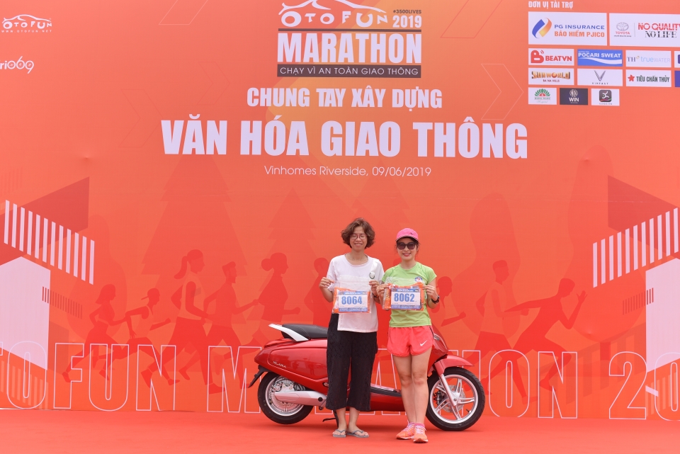 Vận động viên Otofun Marathon 2019 nô nức đến nhận race-kit trước giải chạy van dong vien otofun marathon 2019 no nuc den nhan race kit truoc giai chay