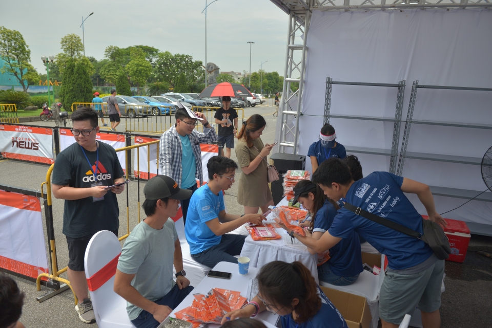 van dong vien otofun marathon 2019 no nuc den nhan race kit truoc giai chay