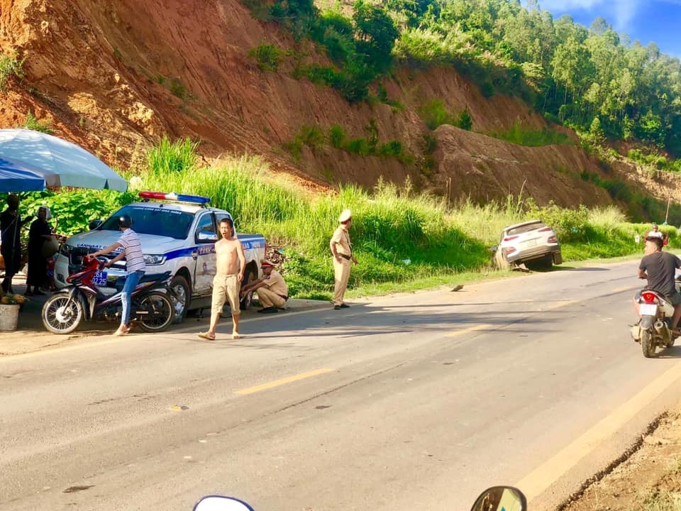 Hyundai Kona lấn làn đâm trúng Ford Ranger của cảnh sát giao thông hyundai kona lan lan dam trung ford ranger cua canh sat giao thong