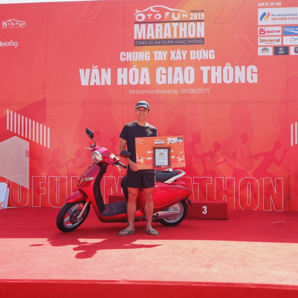 Otofun Marathon 2019: Đã tìm được chủ nhân xe máy điện VinFast Klara otofun marathon 2019 da tim duoc chu nhan xe may dien vinfast klara