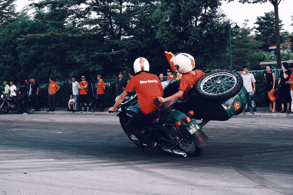 Nhìn lại những pha biểu diễn điêu luyện của Sidecar Hanoi Club tại sinh nhật Otofun nhin lai nhung pha bieu dien dieu luyen cua sidecar hanoi club tai sinh nhat otofun