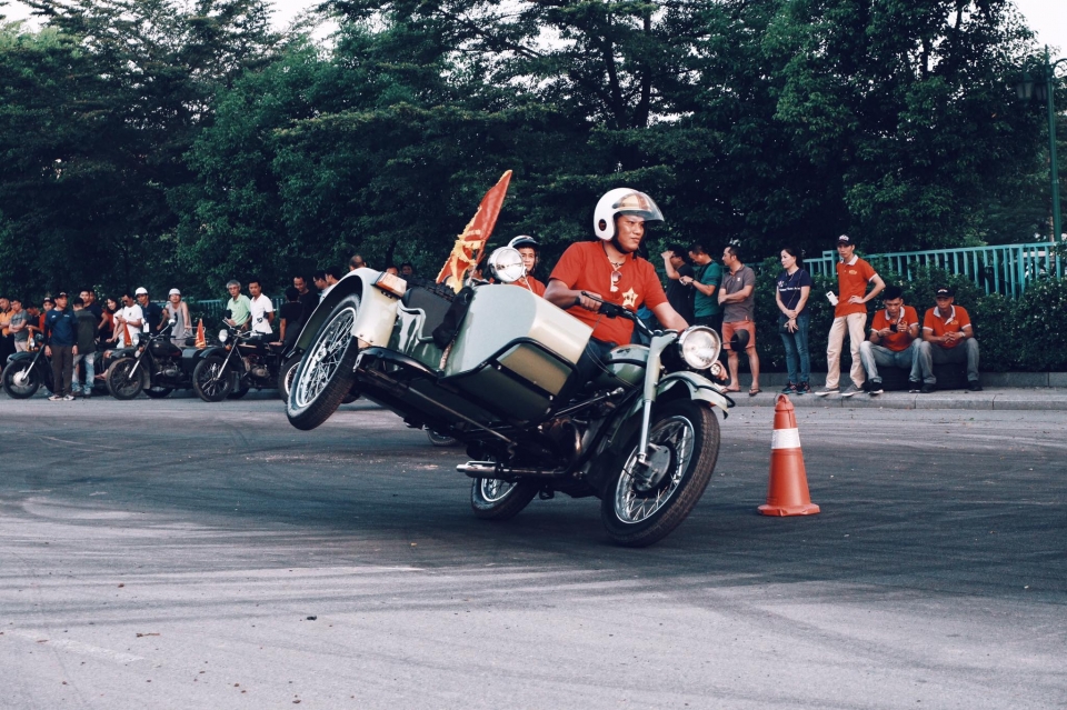 Nhìn lại những pha biểu diễn điêu luyện của Sidecar Hanoi Club tại sinh nhật Otofun nhin lai nhung pha bieu dien dieu luyen cua sidecar hanoi club tai sinh nhat otofun