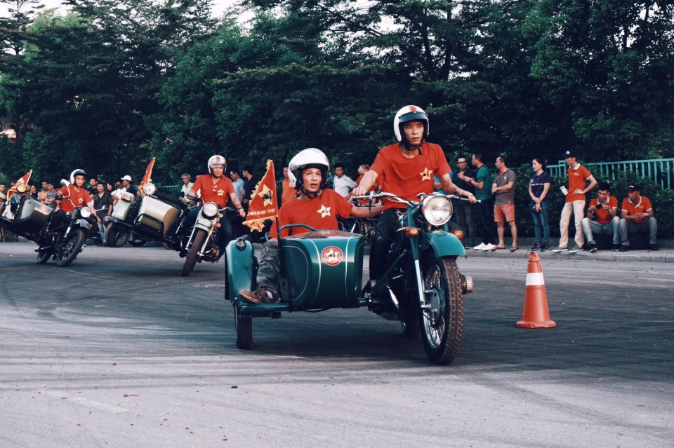 Nhìn lại những pha biểu diễn điêu luyện của Sidecar Hanoi Club tại sinh nhật Otofun nhin lai nhung pha bieu dien dieu luyen cua sidecar hanoi club tai sinh nhat otofun