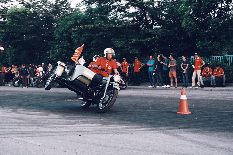 Nhìn lại những pha biểu diễn điêu luyện của Sidecar Hanoi Club tại sinh nhật Otofun nhin lai nhung pha bieu dien dieu luyen cua sidecar hanoi club tai sinh nhat otofun