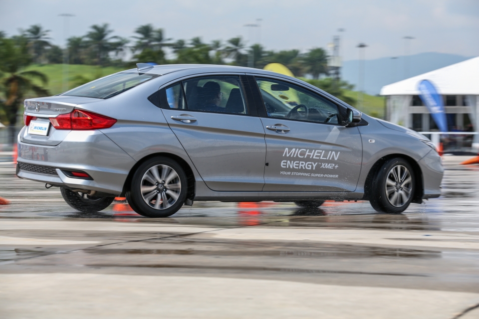 michelin ra mat lop energy xm2 danh cho dong xe co nho va co trung