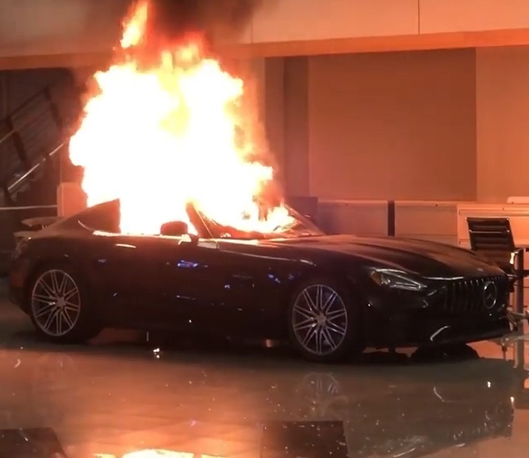 Người biểu tình đập phá showroom 'thiêu sống' siêu xe Mercedes-AMG GT nguoi bieu tinh dap pha showroom thieu song sieu xe mercedes amg gt