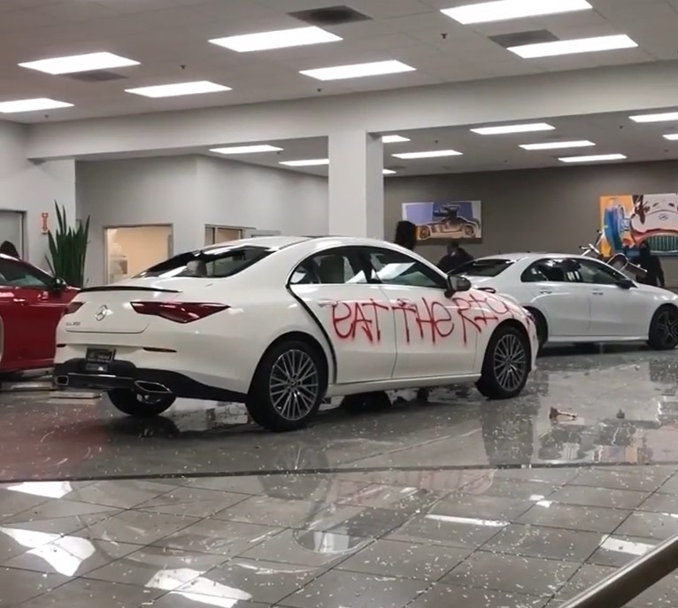 Người biểu tình đập phá showroom 'thiêu sống' siêu xe Mercedes-AMG GT nguoi bieu tinh dap pha showroom thieu song sieu xe mercedes amg gt