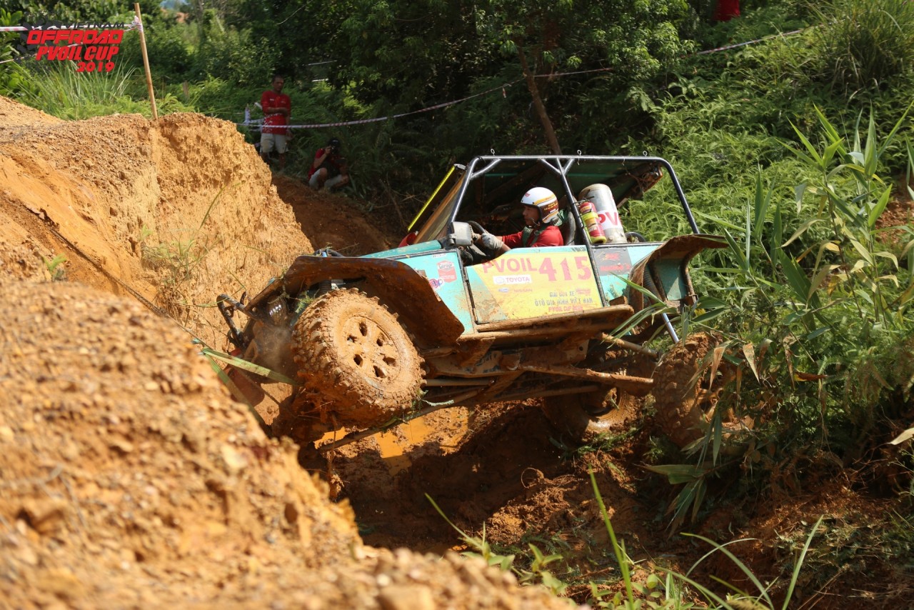 doi dua 415 nha vo dich oto offroad hang mo rong trai long sau giai dau pvoil voc 2019