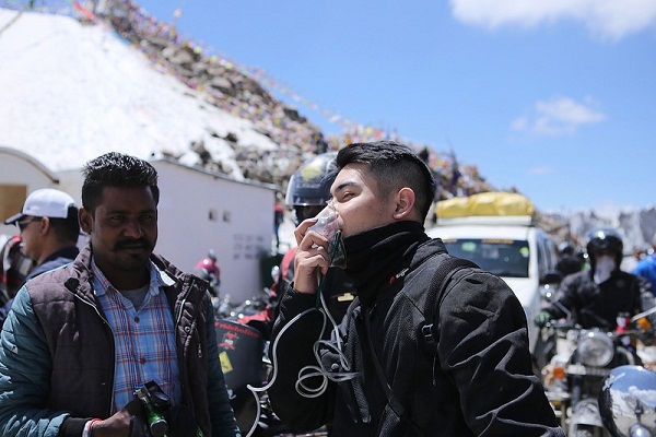 Hành trình phượt mô tô trên vùng Bắc Ấn và thoát khỏi thần chết trên đỉnh Khardung La hanh trinh phuot mo to tren vung bac an va thoat khoi than chet tren dinh khardung la