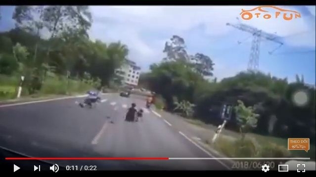 Cú "ngã ngựa" của xe máy kẹp 3 và màn lộn nhào như trong phim hành động