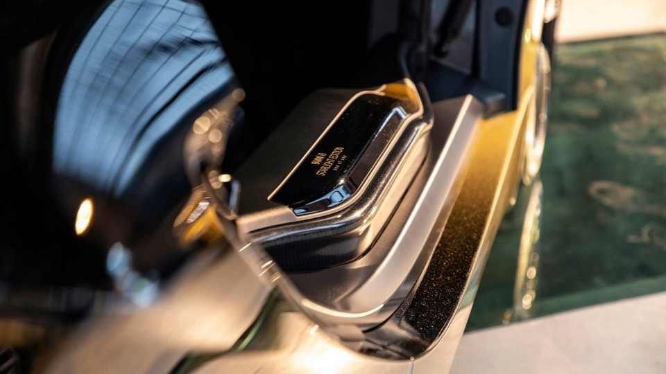 bmw ra mat hai mau i3 va i8 phu kin vang 24 carat