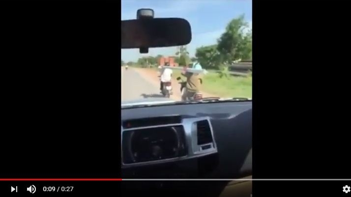 Màn lái một tay "phối hợp" vác ống dài gây kinh ngạc của hai xe máy