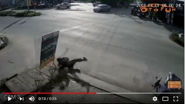 Ngã 4 tử thần: Nữ xe đạp điện lạnh lùng ép ngã cảnh sát cơ động